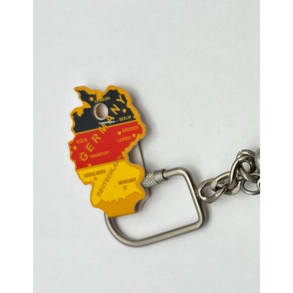 Oktoberfest Munich Souvenir Keychain With Spinning Pretzel Charm & Dart - Picture 5 of 6